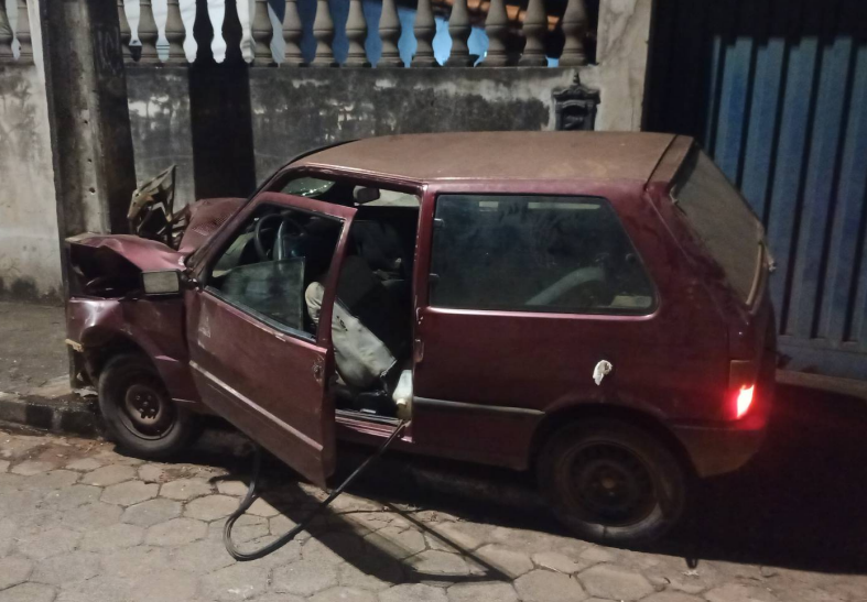 Indivíduos colidem veículo furtado em Alpinópolis contra poste de iluminação em Passos - Foto: divulgação/Polícia Militar