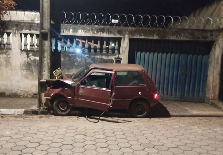 Indivíduos colidem veículo furtado em Alpinópolis contra poste de iluminação em Passos - Foto: divulgação/Polícia Militar