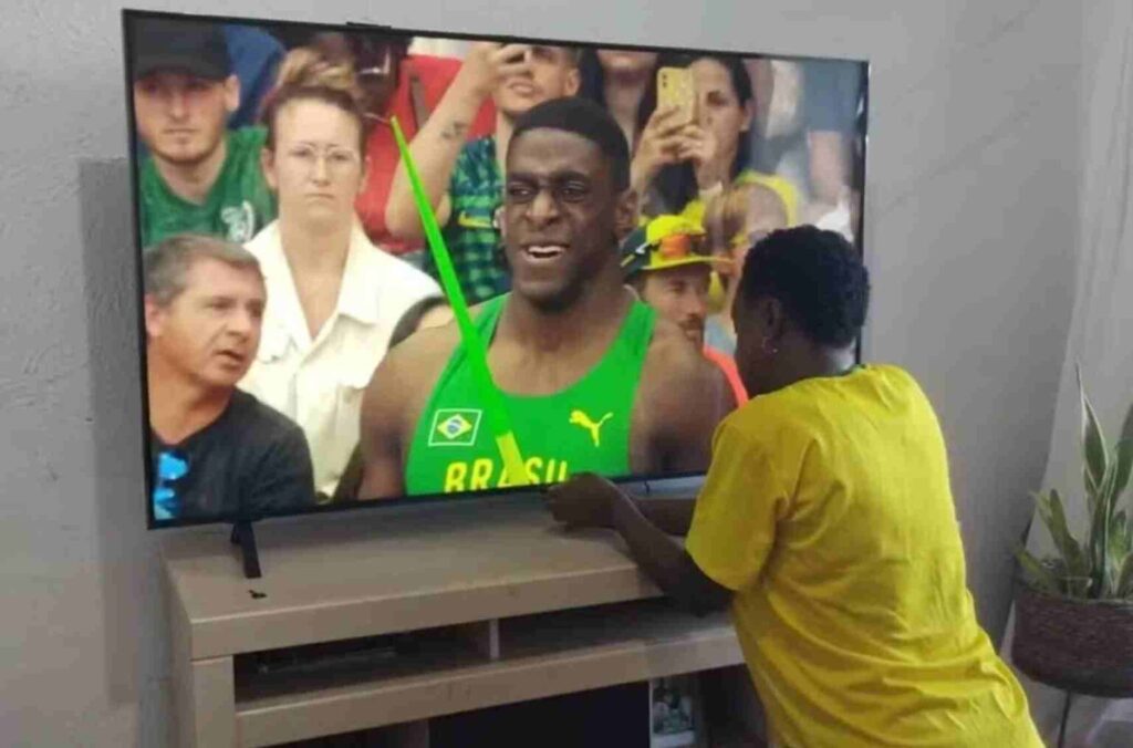 Mãe de atleta mineiro ajoelha na frente da TV e ora por ele nas Olimpíadas - Foto: arquivo pessoal