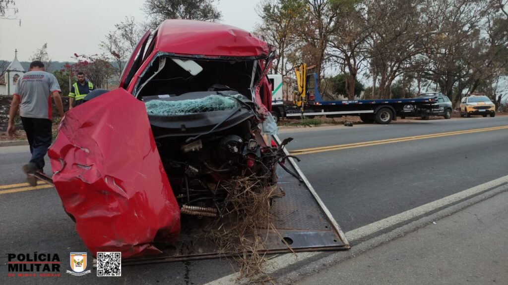 Acidente entre carro e caminhão deixa uma vítima fatal em Alfenas - Foto: divulgação/Polícia Militar