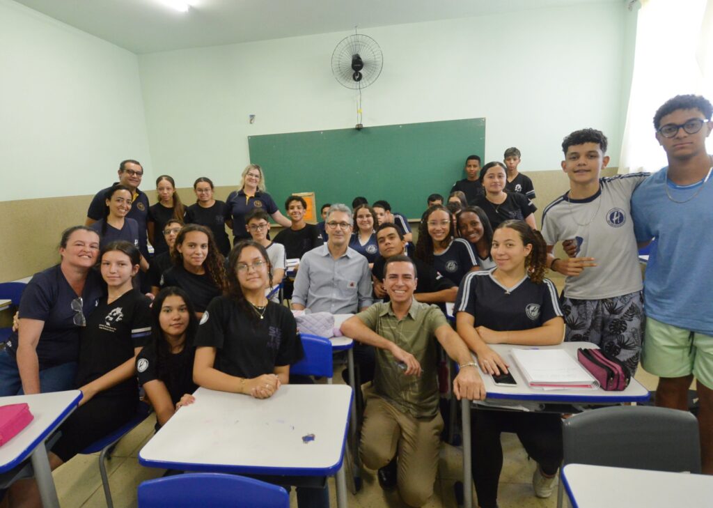 Governador vistoria escola beneficiada pelo Mãos à Obra, em Piumhi - Foto: divulgação