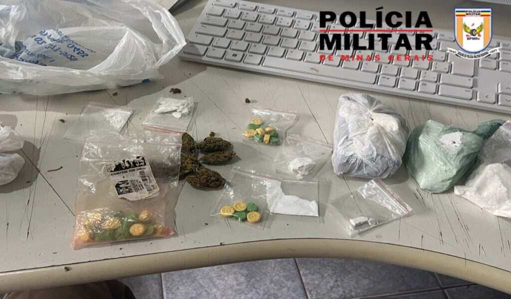 PMRv e PM prende dois indivíduos por tráfico de drogas, sendo um foragido da justiça, em Piumhi - Foto: divulgação/Polícia Militar Rodoviária