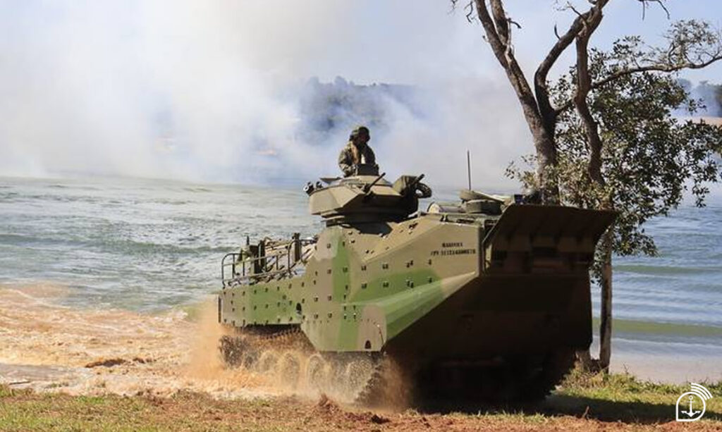 Carro Lagarta Anfíbio (CLAnf) em operaçao no Lago de Furnas - Imagem: Marinha do Brasil