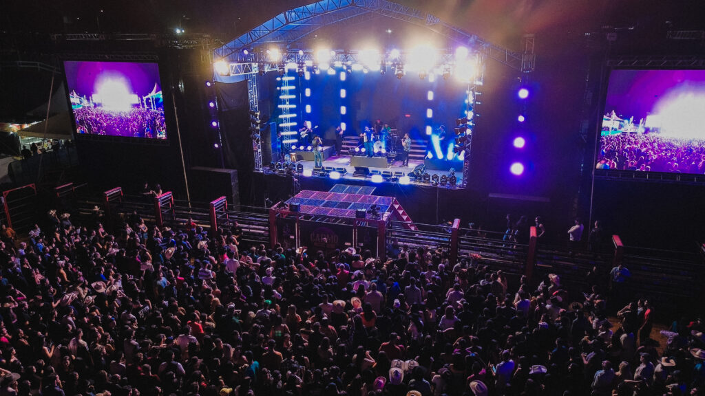 Mais de 7 mil pessoas comparecem à primeira noite do Carmo Rodeio Fest - Foto: divulgação
