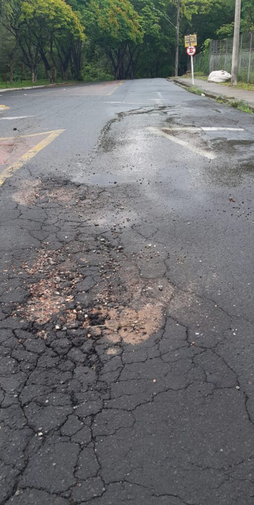 Moradores de Furnas reclamam de vazamento do esgoto próximo a Escola Estadual do bairro - Foto: divulgação