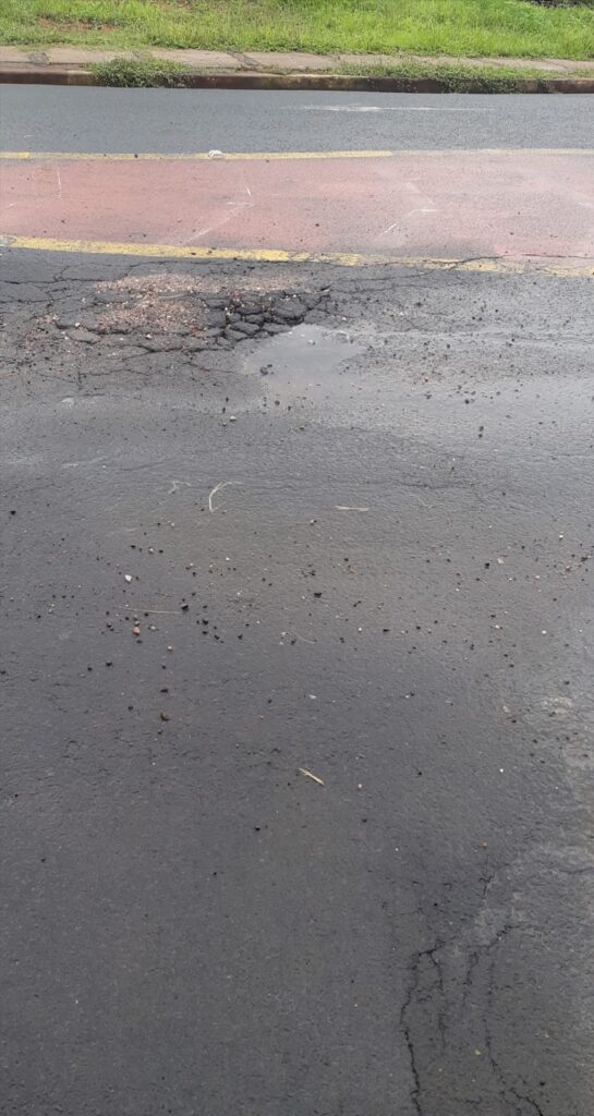 Moradores de Furnas reclamam de vazamento do esgoto próximo a Escola Estadual do bairro - Foto: divulgação
