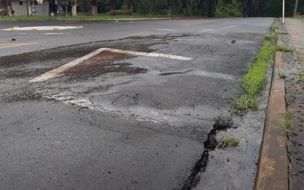 Moradores de Furnas reclamam de vazamento do esgoto próximo a Escola Estadual do bairro - Foto: divulgação