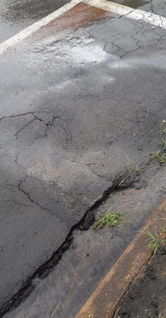 Moradores de Furnas reclamam de vazamento do esgoto próximo a Escola Estadual do bairro - Foto: divulgação