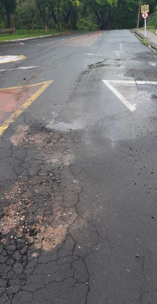 Moradores de Furnas reclamam de vazamento do esgoto próximo a Escola Estadual do bairro - Foto: divulgação