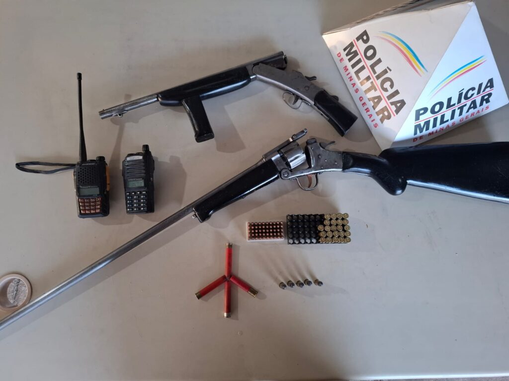 PM realiza apreensão de armas, munições e rádios de comunicação em Passos - Foto: divulgação/Polícia Militar