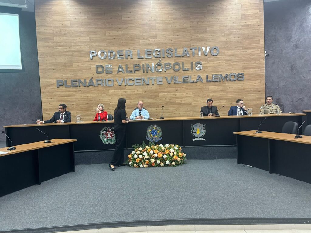 Dr. Juliano (OAB), Dra. Larissa Brizola (MPMG), Dr. Claiton Teixeira (Juiz Eleitoral da 010⁰ Zona), Denilson Lima (Presidente da Câmara de Alpinópolis), Dr. Luan Maturano (Delegado PCMG) e 3⁰ Sgt Diego (PMMG) - Foto: Elieser Ferreira