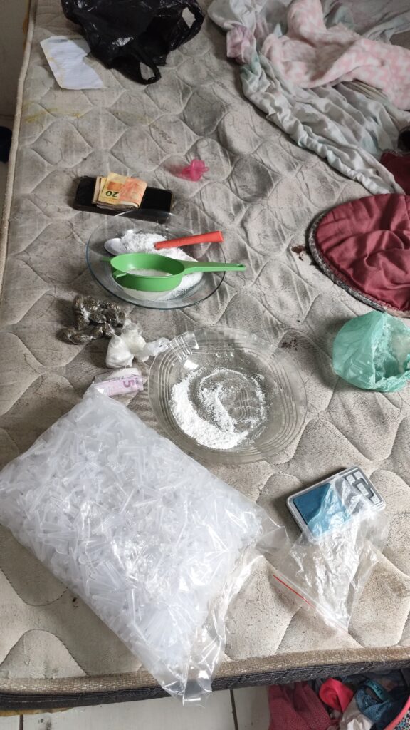 Polícia Militar prende dois homens, uma mulher e apreende um menor por tráfico de drogas e corrupção de menor em Passos - Foto: PMMG