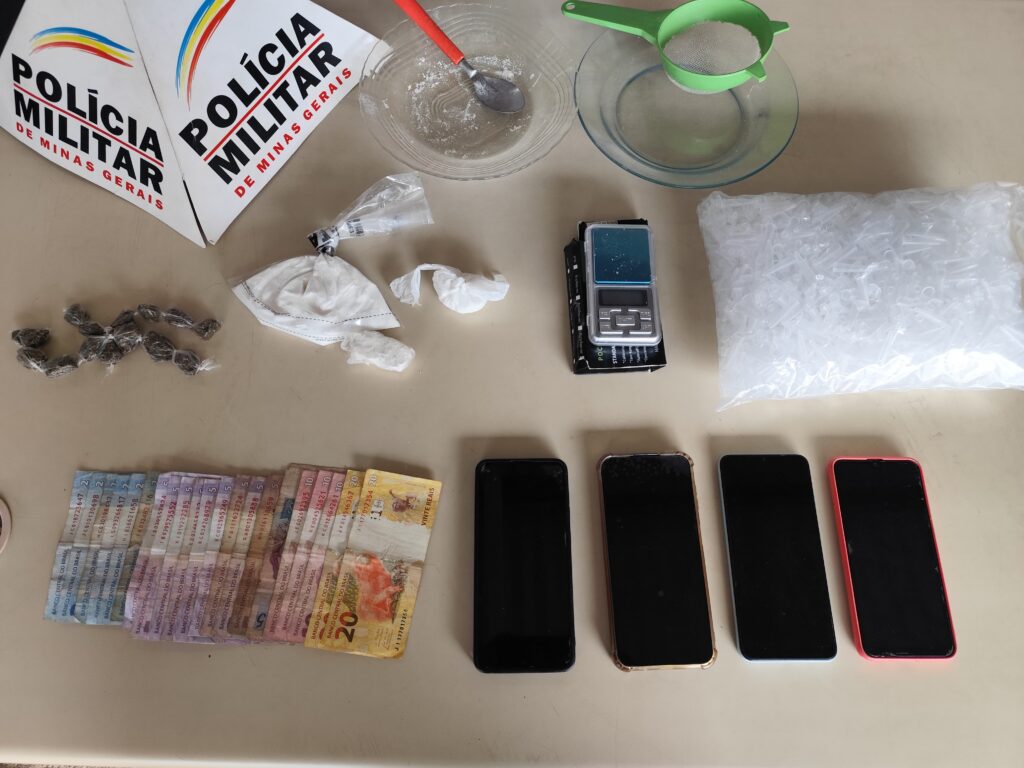 Polícia Militar prende dois homens, uma mulher e apreende um menor por tráfico de drogas e corrupção de menor em Passos - Foto: PMMG