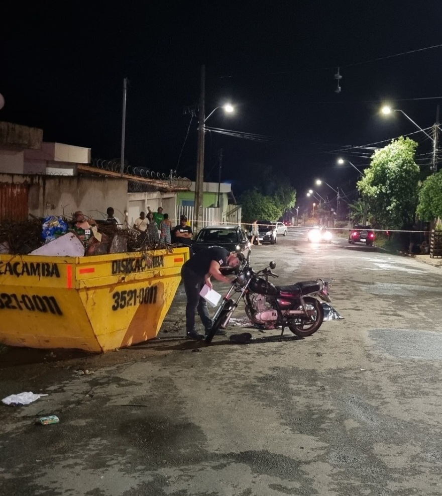 Motociclista morre após colidir com caçamba em Passos - Foto: Helder Almeida