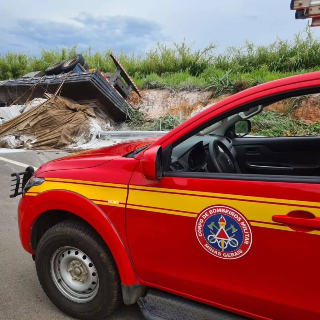 Caminhão carregado de carbonato de cálcio tomba na BR-146 - Foto: divulgação/Corpo de Bombeiros
