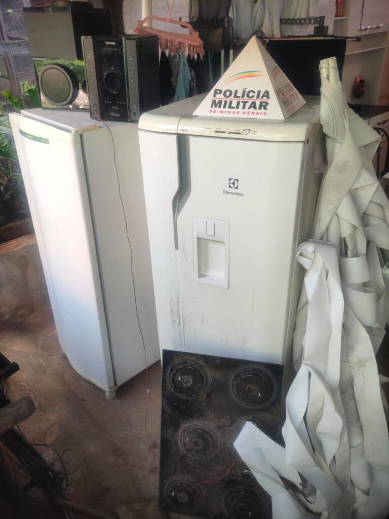 PM prende 4 indivíduos por furto, receptação e tráfico de drogas e recupera material furtado em Capitólio - Foto: divulgação/Polícia Militar