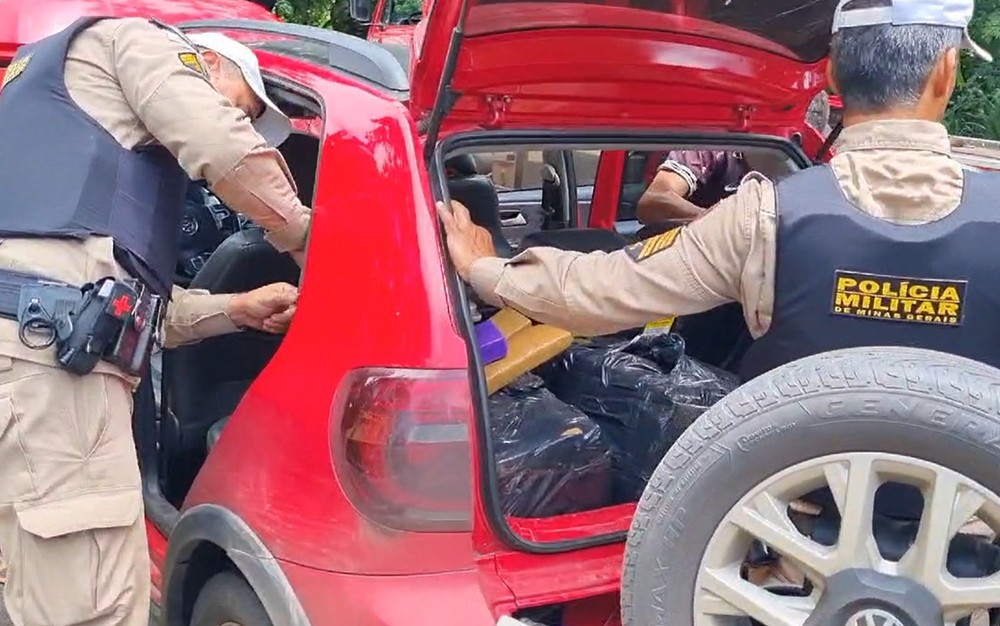 Polícia Rodoviária prende homem com 172 barras de maconha durante Operação Lei Seca em Alpinópolis - Foto: Hélder Almeida/PMRv