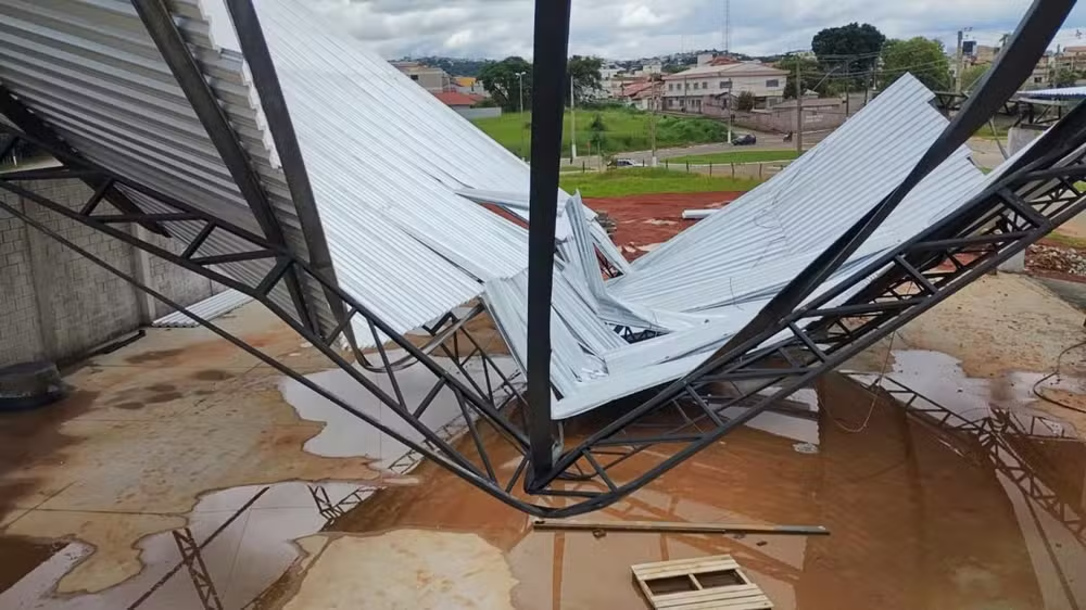 Chuva derruba estrutura metálica e dois homens ficam feridos em Três Corações, MG — Foto: Reprodução / Redes sociais