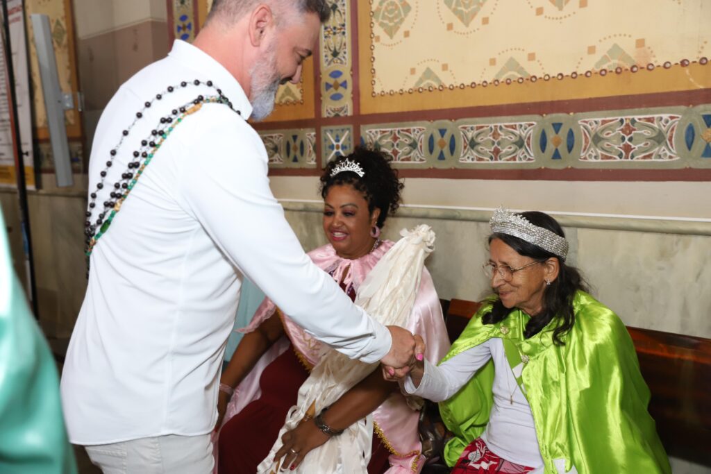 O secretário Leônidas Oliveira cumprimenta a Rainha Conga, que representa a ancestralidade e a resistência do povo negro - Foto: Bryan Felipe / Ascom / Divulgação