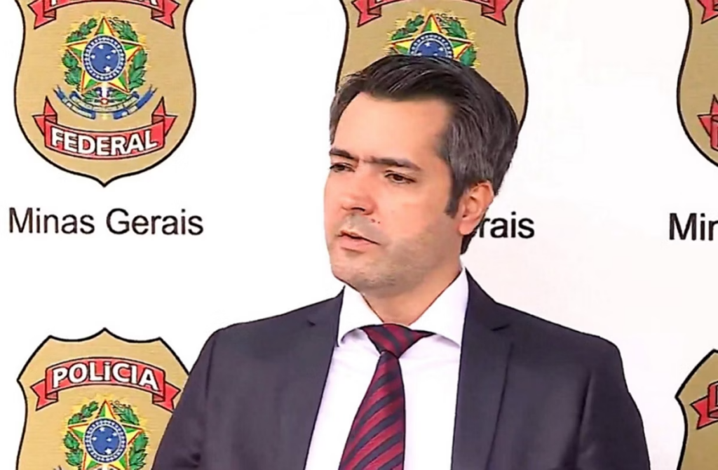 Delegado Felipe Baeta, da Polícia Federal, diz que servidores públicos facilitaram fraudes em municípios mineiros - Foto: TV Globo/Reprodução