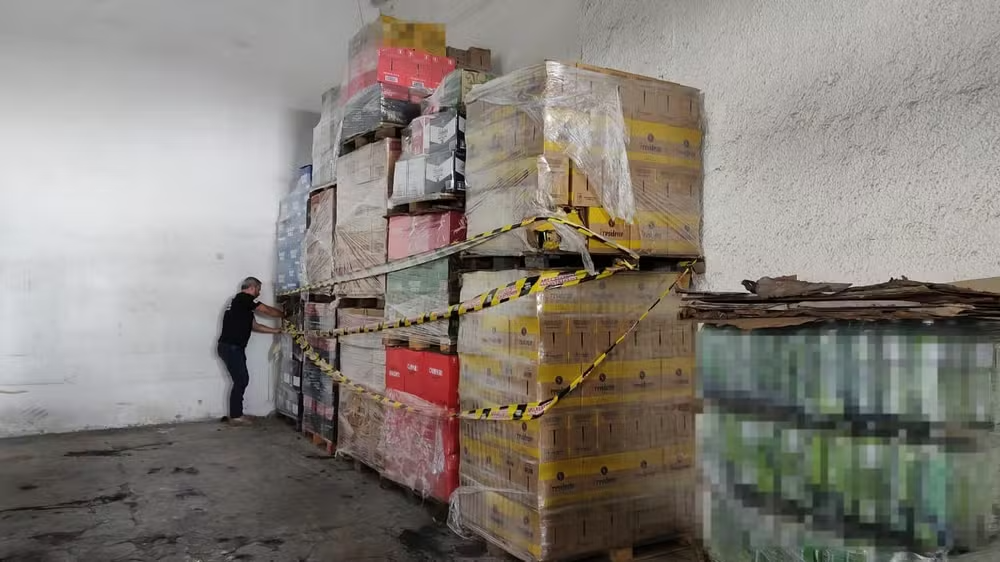 Bebidas adulteradas são apreendidas e dono do estabelecimento é preso em Formiga - Foto: divulgação/Polícia Civil