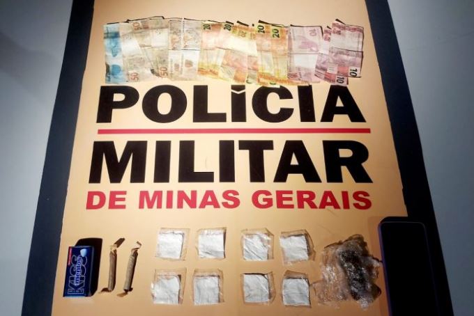 Mulher é presa por tráfico de drogas durante operação na BR-354, em Arcos - Foto: divulgação/PMRv