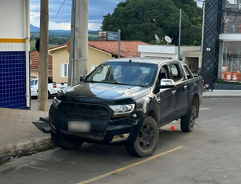 Homem é preso por embriaguez ao volante após causar acidente no centro de São José da Barra - Imagem: redes sociais