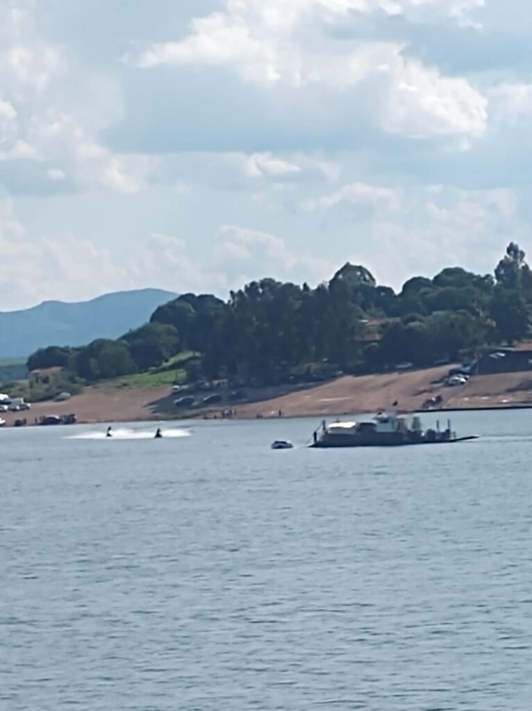 Veículo cai de balsa durante travessia entre São José da Barra e Guapé - Foto: Reprodução