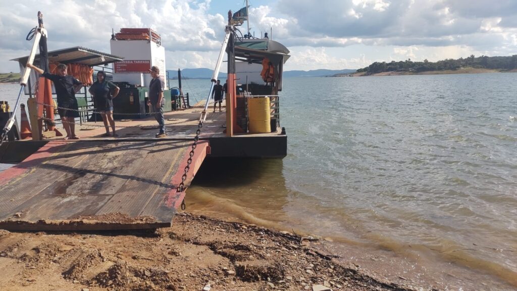 Veículo cai de balsa durante travessia entre São José da Barra e Guapé - Foto: Reprodução