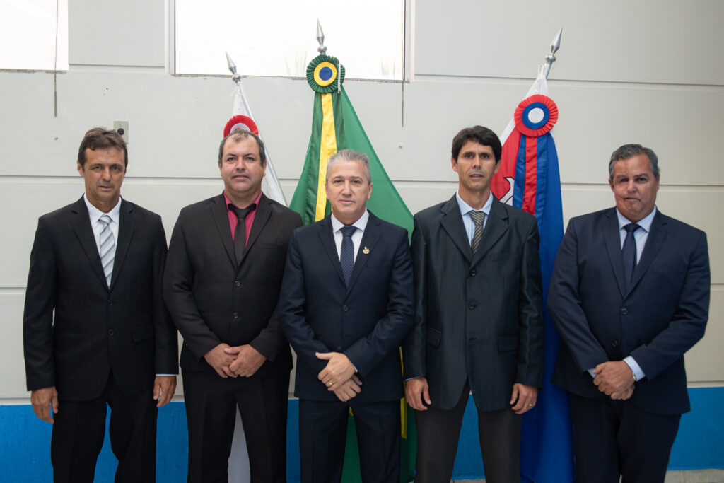 Mesa diretora 2025/2026 com o prefeito e vice-prefeito - Foto: Murilo Marcos