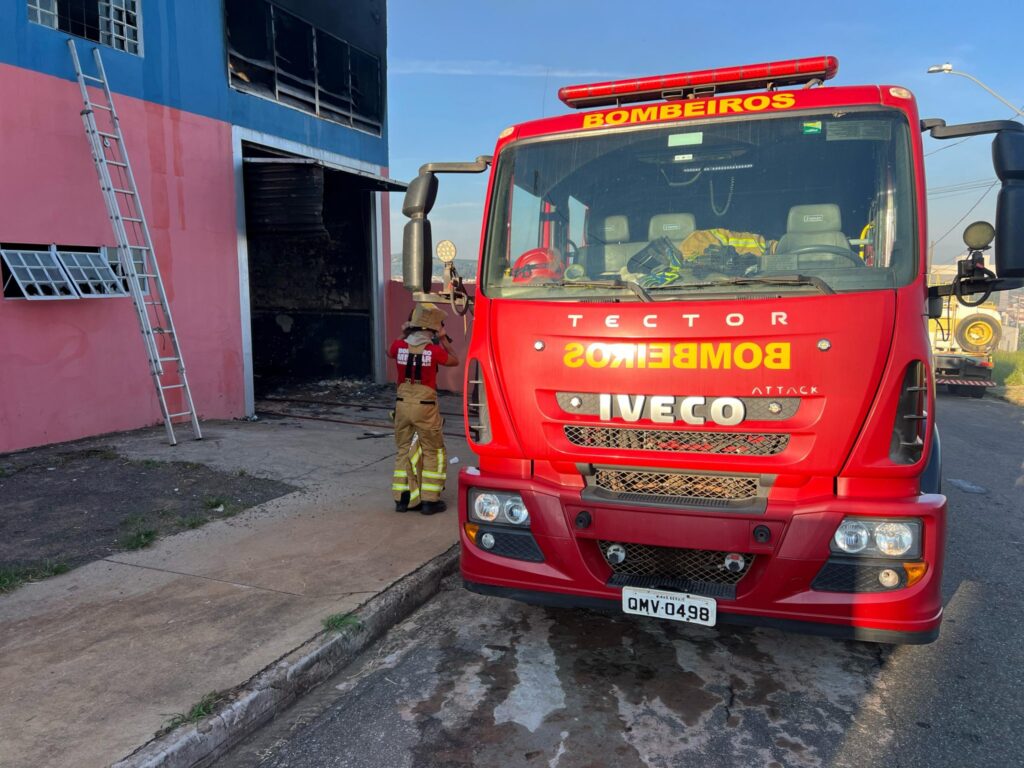 Incêndio destrói 12 carros em oficina mecânica em São Sebastião do Paraíso - Foto: redes sociais
