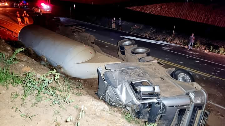 Motorista de carreta fica ferido após desviar de veículo e tombar na MG-050, em Passos - Foto: Helder Almeida