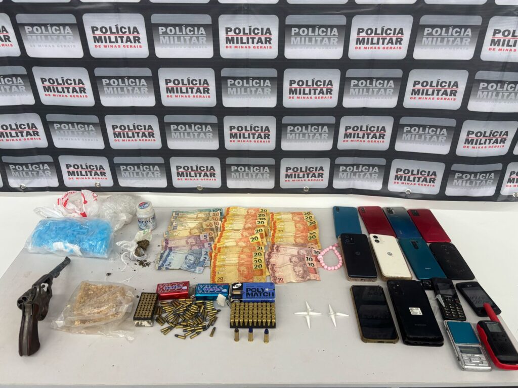 PM recupera materiais roubados e apreende drogas, arma de fogo e munições após assalto em Passos - Foto: divulgação/PM