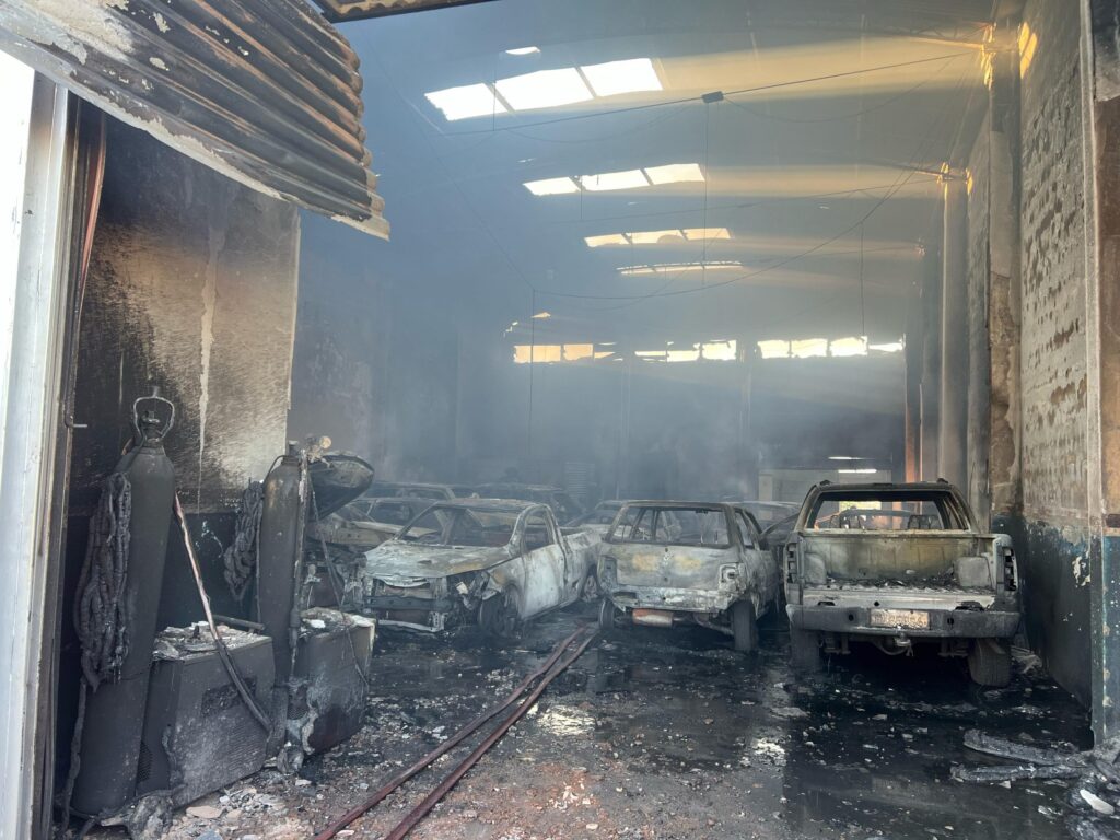 Incêndio destrói 12 carros em oficina mecânica em São Sebastião do Paraíso - Foto: redes sociais
