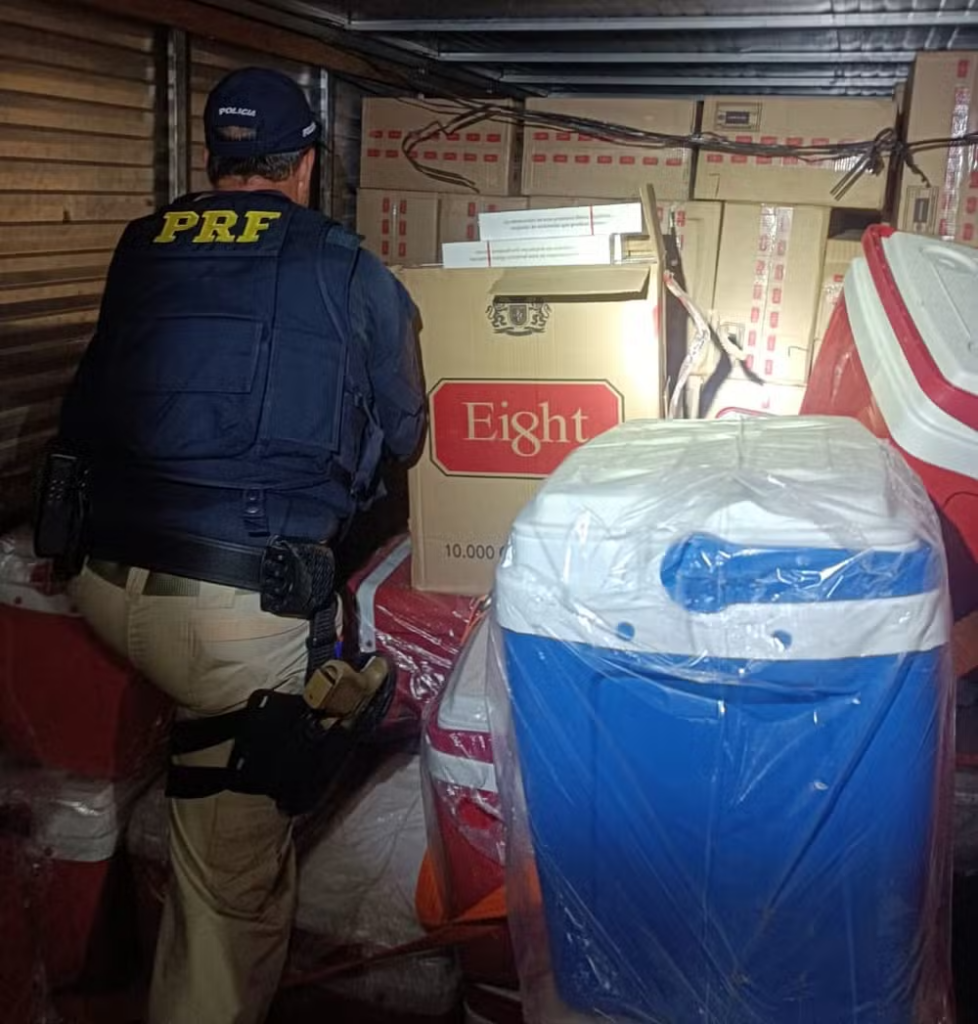 125 mil maços de cigarros, que saiu do Paraguai com destino a Passos, são apreendidos pela polícia na BR-262 — Foto: PRF/Divulgação