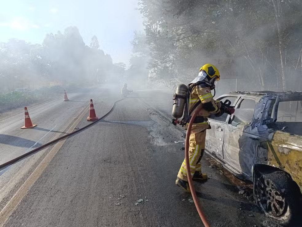 Veículo pega fogo e chamas se espalham para vegetação às margens da MG-170, em Arcos - Foto: Corpo de Bombeiros