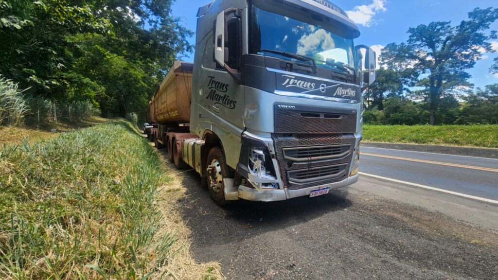 Homem morre e grávida fica ferida após carreta bater em moto na MG-050, em Passos - Foto: divulgação