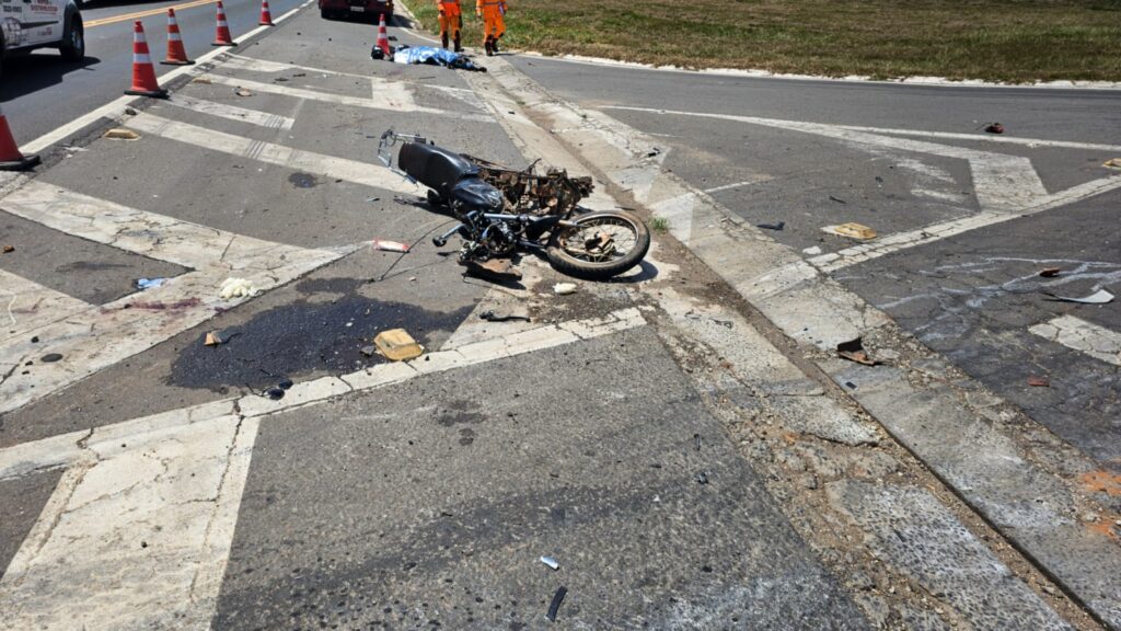 Homem morre e grávida fica ferida após carreta bater em moto na MG-050, em Passos - Foto: divulgação