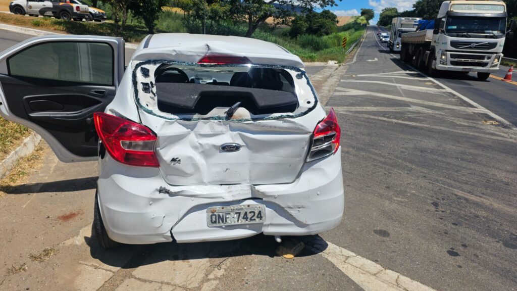 Homem morre e grávida fica ferida após carreta bater em moto na MG-050, em Passos - Foto: divulgação