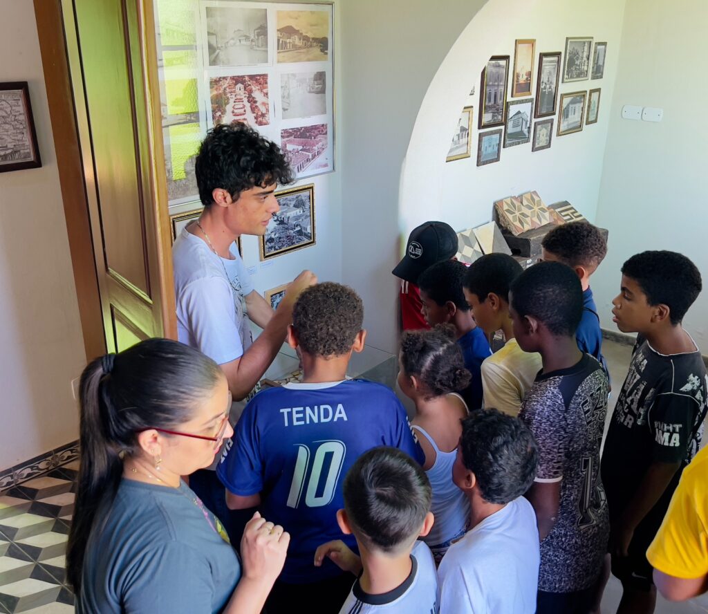 Crianças do Projeto Pro Jovem visitam a Casa de Cultura Bangalô e mergulham na história de Guapé - Foto: divulgação/Prefeitura de Guapé
