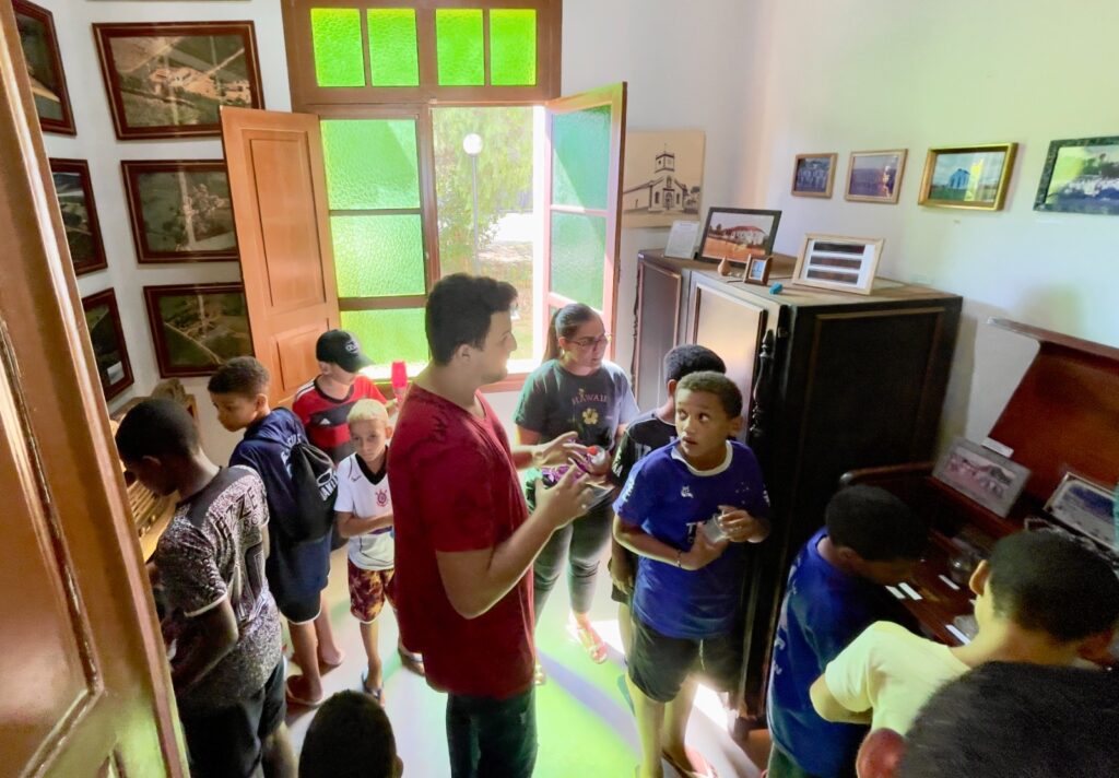 Crianças do Projeto Pro Jovem visitam a Casa de Cultura Bangalô e mergulham na história de Guapé - Foto: divulgação/Prefeitura de Guapé