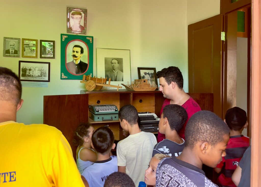 Crianças do Projeto Pro Jovem visitam a Casa de Cultura Bangalô e mergulham na história de Guapé - Foto: divulgação/Prefeitura de Guapé