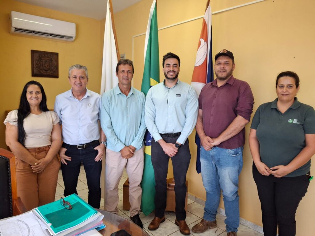 Secretário da Prefeitura de São José da Barra recebe coordenador da Emater-MG, veterinário da AMEG e gerente do Senar - Foto: divulgação/Prefeitura de São José da Barra