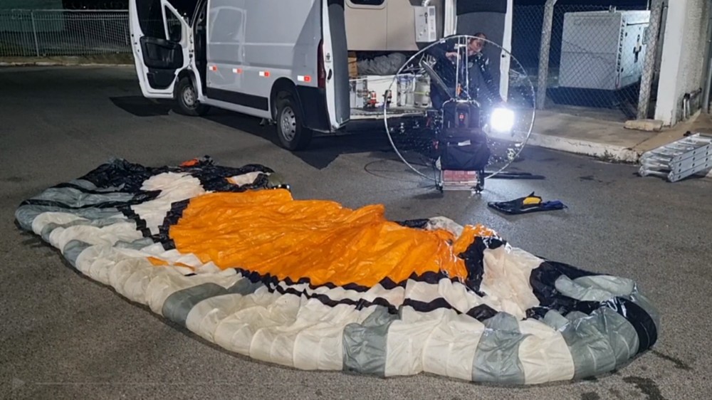 Piloto morre após paramotor cair às margens do Lago de Furnas, em São José da Barra - Foto: Hélder Almeida