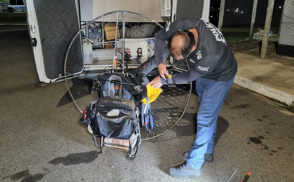 Piloto morre após paramotor cair às margens do Lago de Furnas, em São José da Barra - Foto: Hélder Almeida