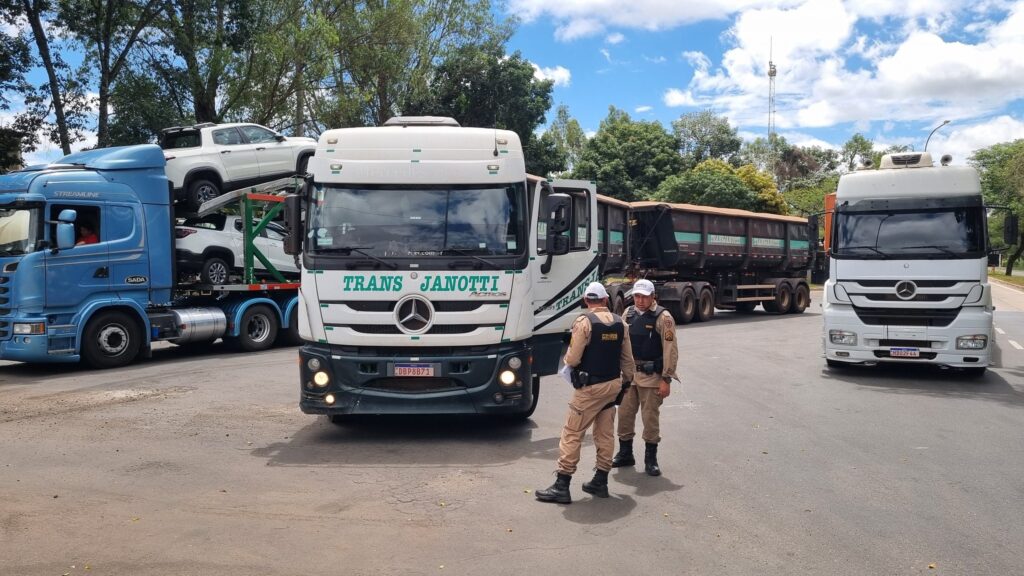 PMRv faz operação Carga Pesada na rodovia MG-050, em São Sebastião do Paraíso - Foto: divulgação