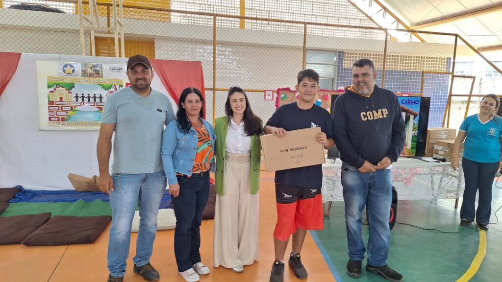 Alunos de rede municipal de Carmo do Rio Claro recebem notebook - Foto: divulgação/Prefeitura de Carmo do Rio Claro
