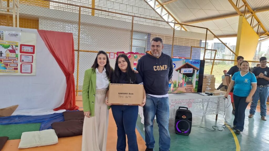Alunos de rede municipal de Carmo do Rio Claro recebem notebook - Foto: divulgação/Prefeitura de Carmo do Rio Claro