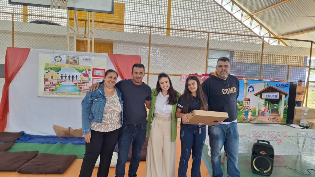 Alunos de rede municipal de Carmo do Rio Claro recebem notebook - Foto: divulgação/Prefeitura de Carmo do Rio Claro
