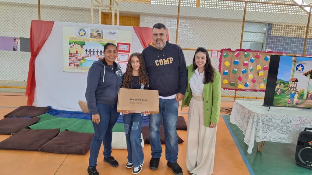 Alunos de rede municipal de Carmo do Rio Claro recebem notebook - Foto: divulgação/Prefeitura de Carmo do Rio Claro